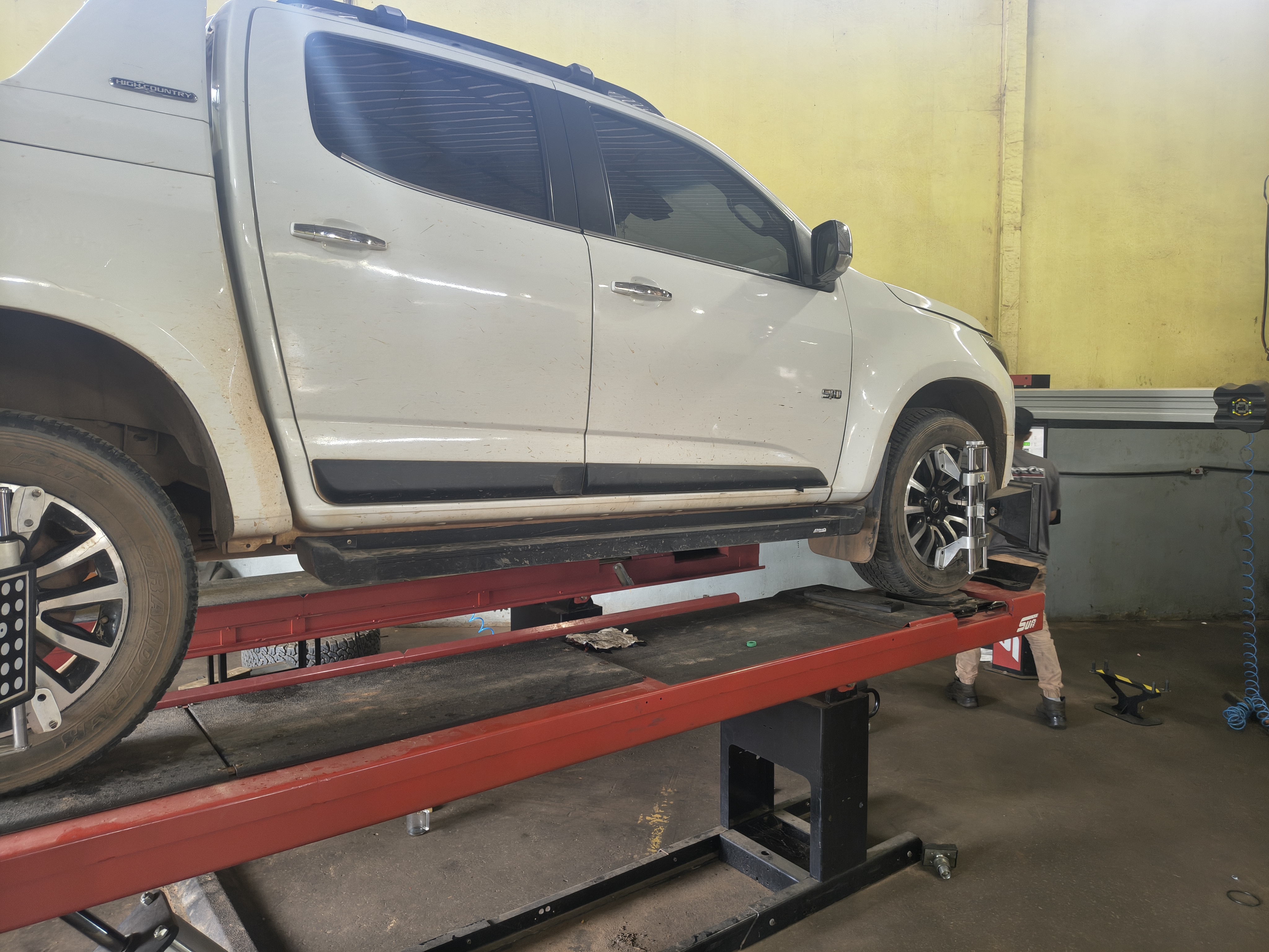 Jeep em atendimento dentro da oficina Sport Car